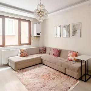 Istanbul'un Merkezinde Cevahir Avm Karsisi 1+1 Yeni Ev Стамбул